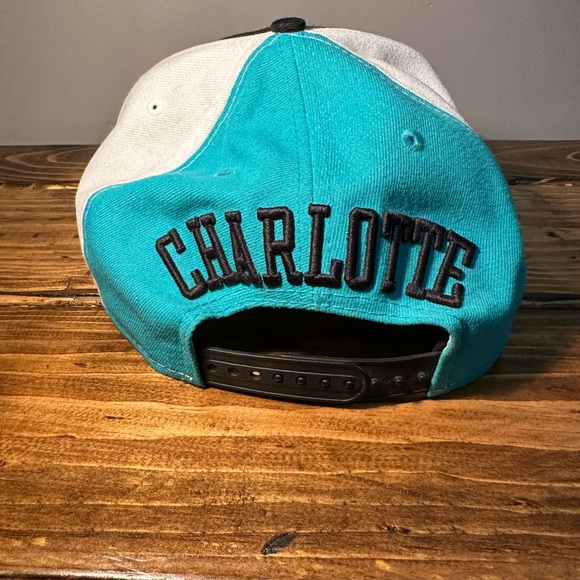 New Era Charlotte Hornets Snapback Hat - Picture 2 of 8